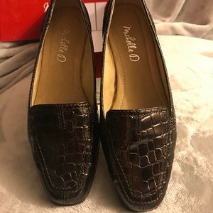 Alligator-embossed flats